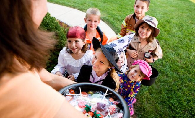 Halloween: Kids Excited to Trick Or Treat — Stock Photo #51048769