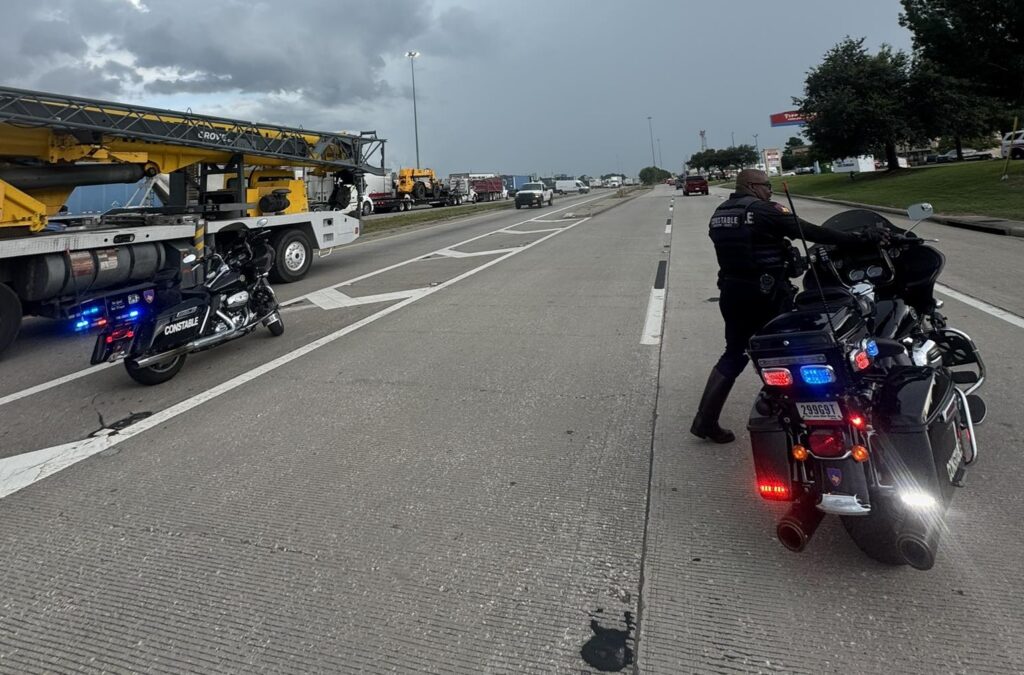 Armed Suspect shuts down main lanes of I-45 North Freeway near Cypresswood Dr