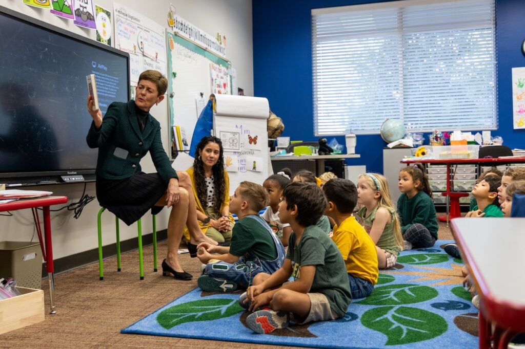LS_Mrs.Ambler Reads to SI Kinder_mf_09.29.23_007